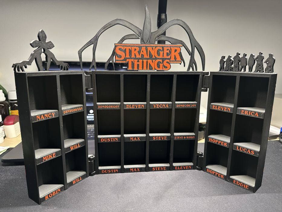 Stranger Things cutie pentru figurine Kinder Joy