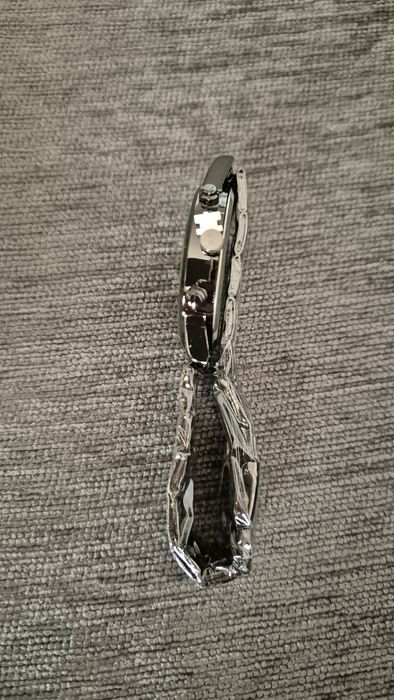 Часовник с кожена и метална верижка