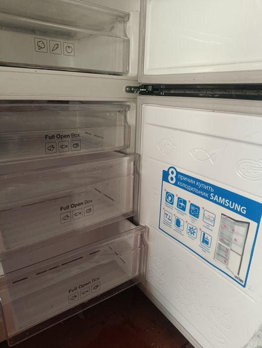 Рабочий холодильник SAMSUNG