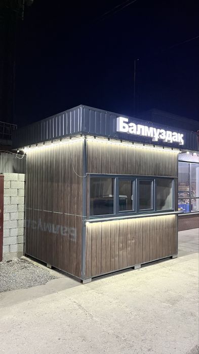 Бутик, будка, киоск, павильон вместе с аппаратом для мороженного фрезо