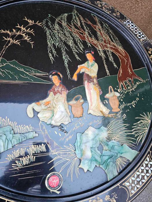 Конзолна витрина в стил Чипъндейл