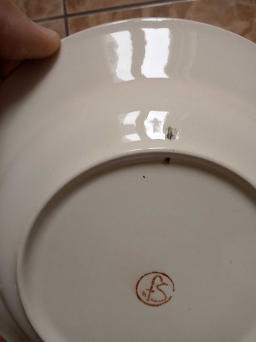 Vând farfurii vechi