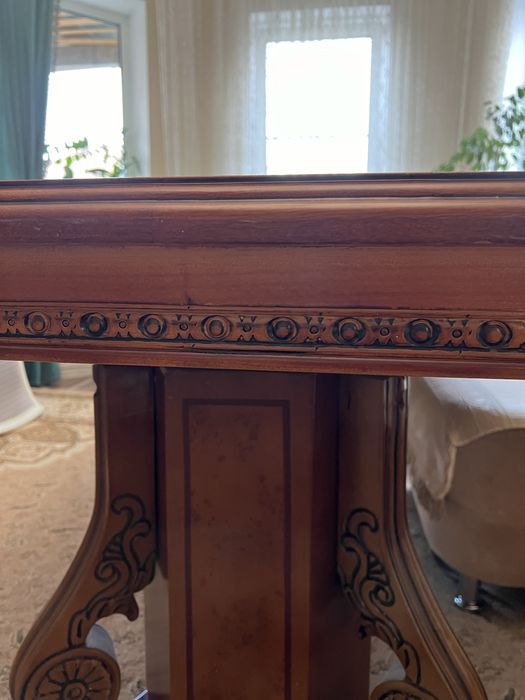 Стол в гостиную комнату