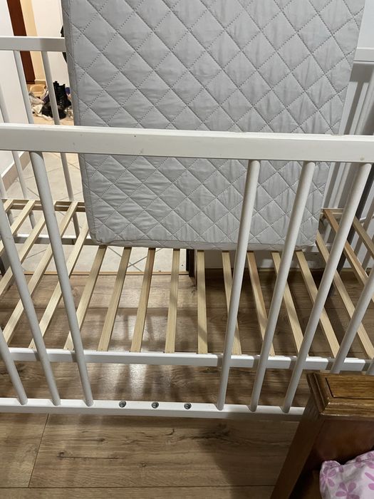 Patut bebe/copil din lemn cu laterala culisanta si rotile