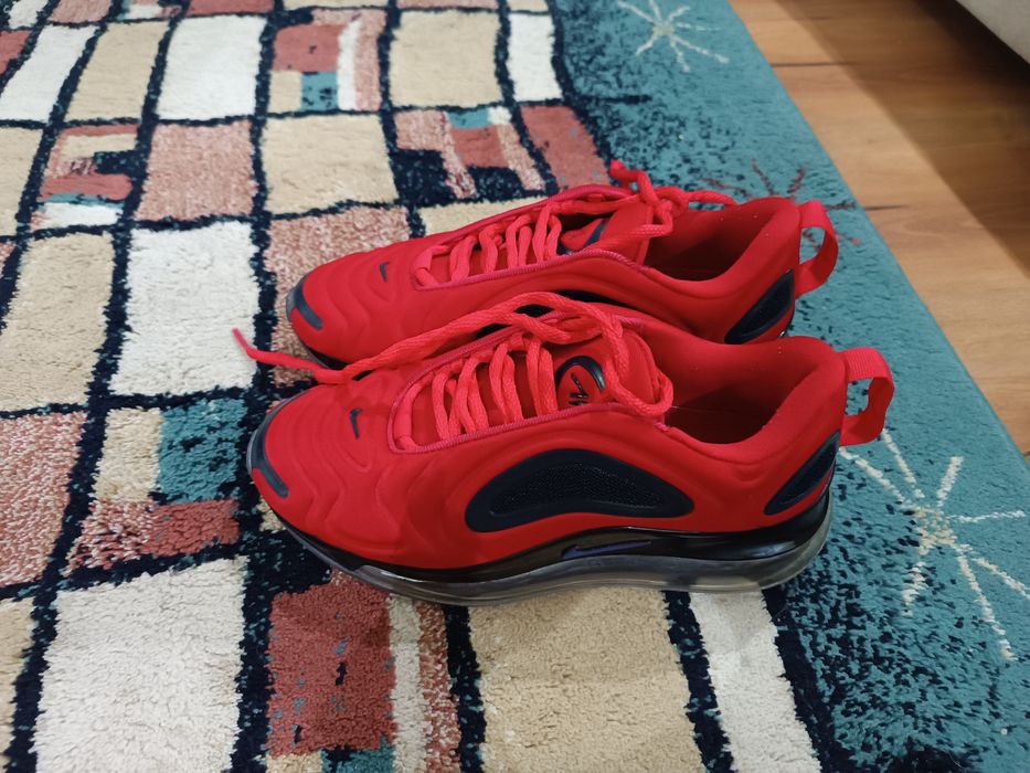 Продаю женские кроссовки.