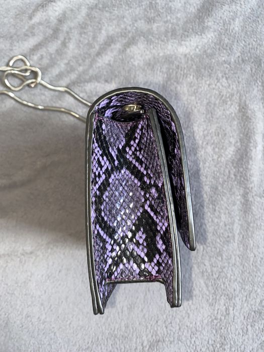 Сумка маленькая фиолетовая.