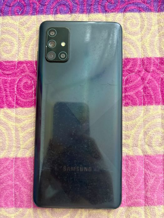 Samsung A71 в очень хорошом состояние