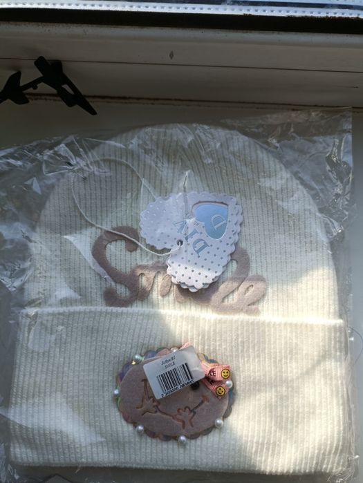 Продам нОВЫЕ шапки на девочек. Осень.