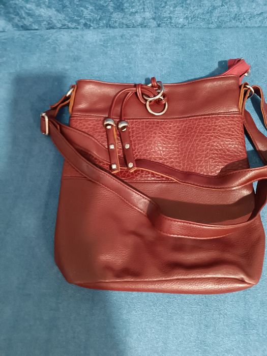 Продавам две дамски чанти.