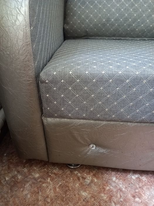 Диван с подушками