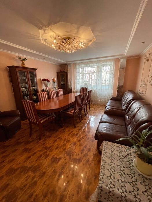 Кожаный диван в комплекте