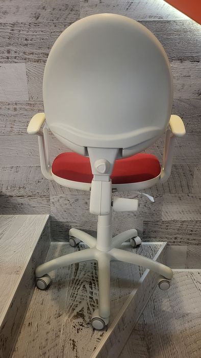 Офис  стол  бял.