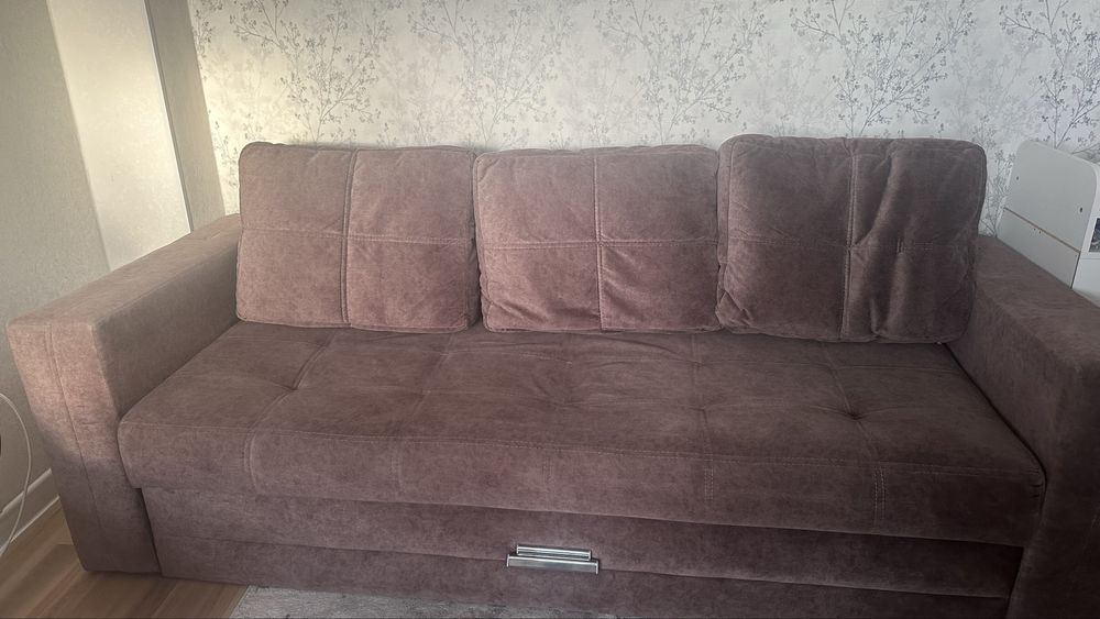 Продам  диван (коричневый ).          .