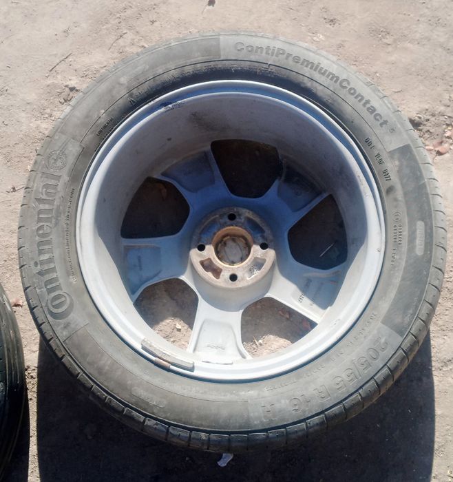 Largus  R16 2 ta  Biroz diskida yorilish bor