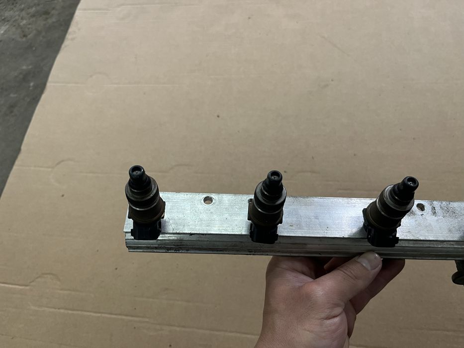 Горивна рейка с дюзи за Honda Civic 6 EK 1.4i