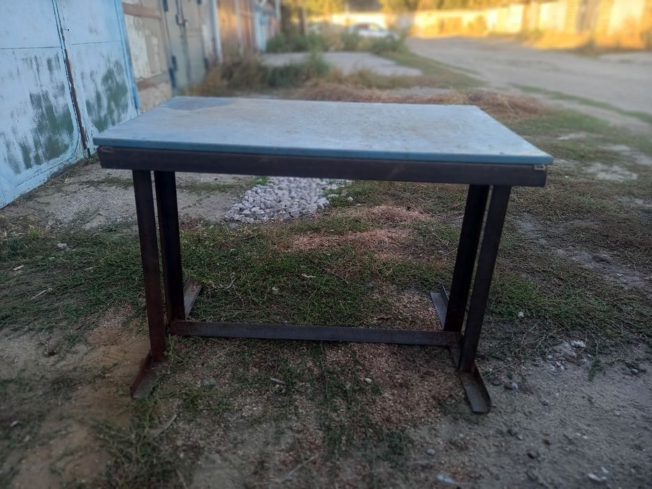 Продам железный стол