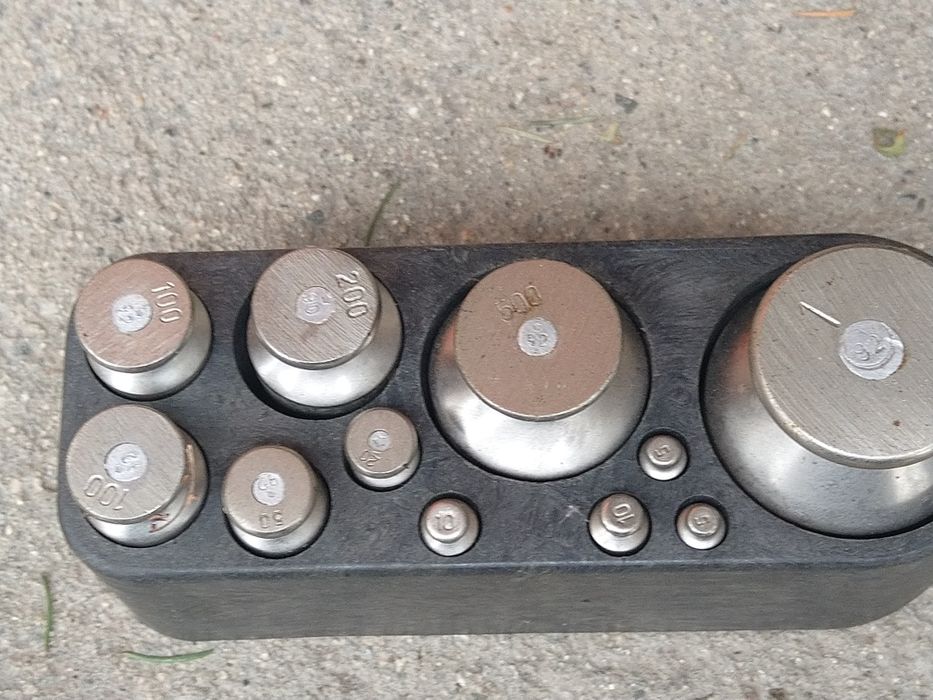 Продавам много стар Български кантар от соца 1992 година чисто нов