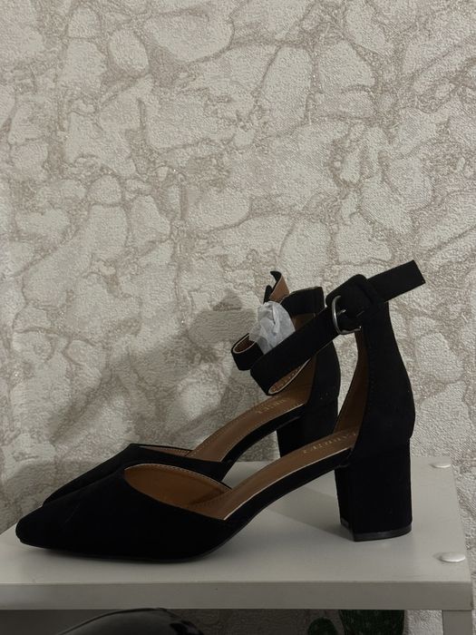 Новые черные туфли 40 размера