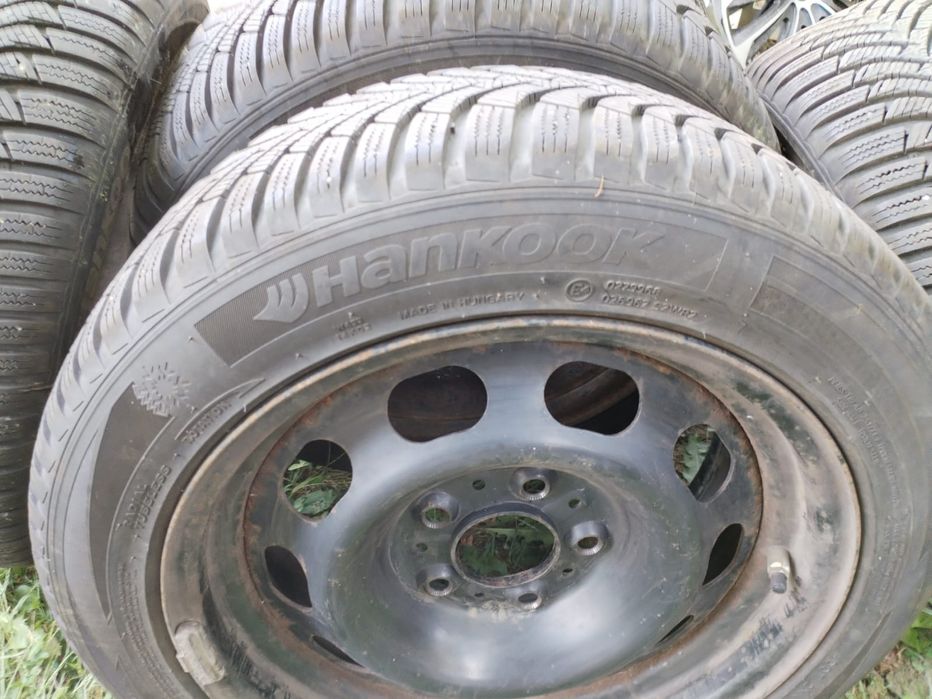 Roți de mașină  echipate cu cauciucuri de iarnă