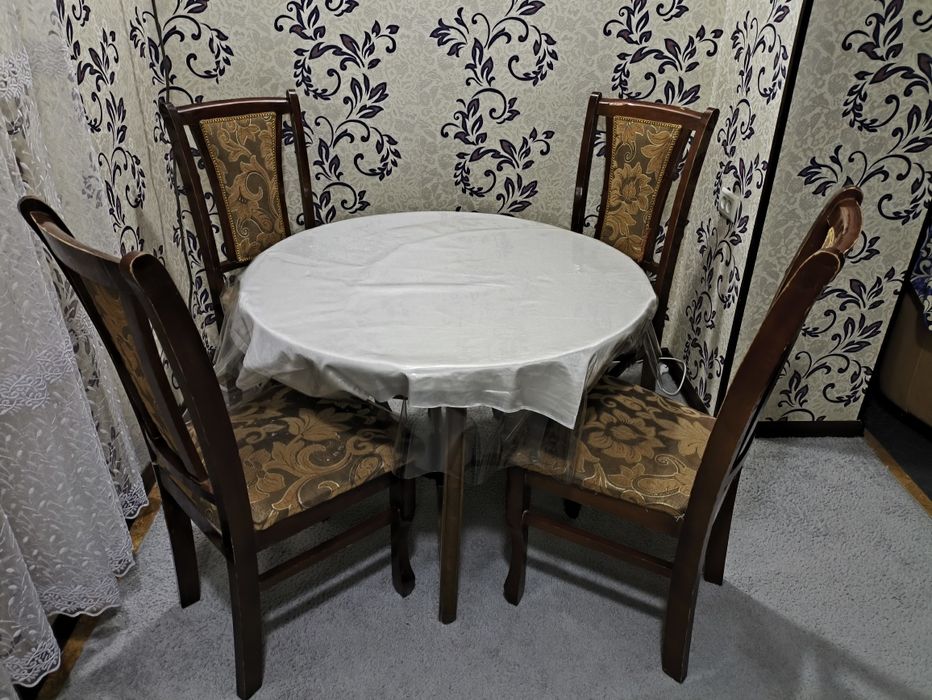 Стол со стульями