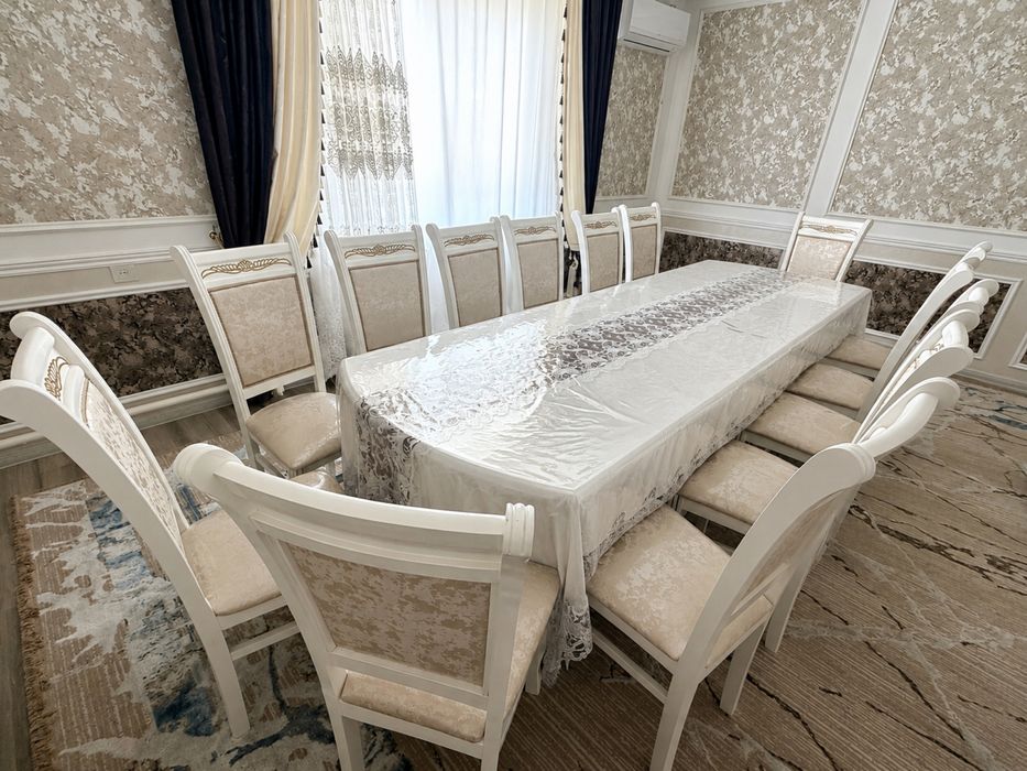 Стол и стулья для гостиннтй