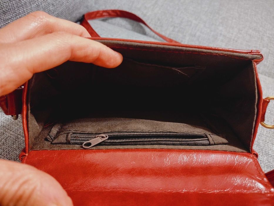 Дамска чанта от изкуствена кожа и плетена сламена чанта