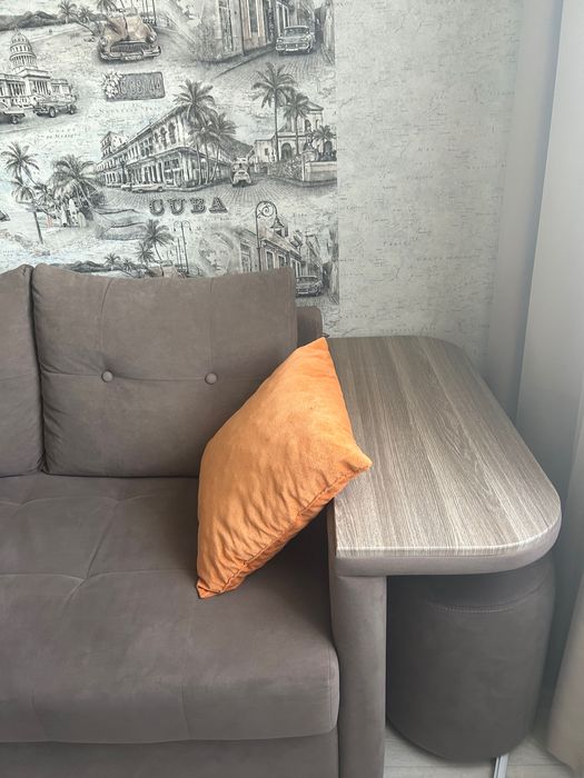 Диван и два пуфика