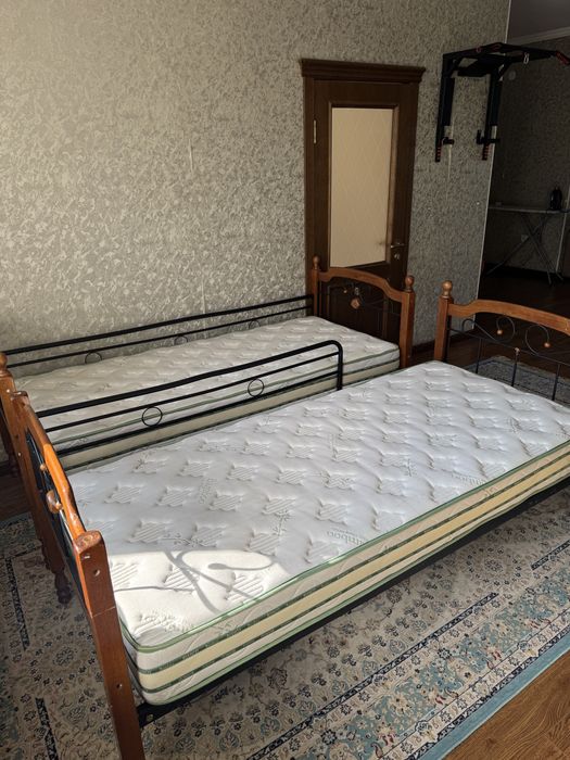 Продам 2 односпальные кровати с матрасами