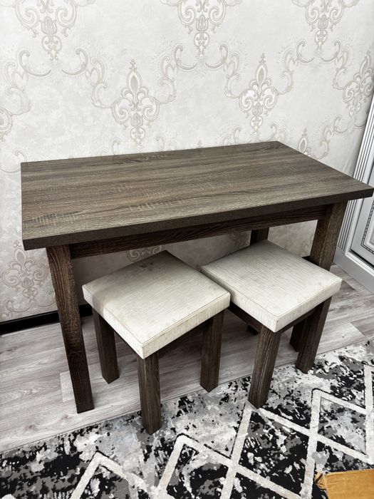 Продается куронный стол и 4 стульчика