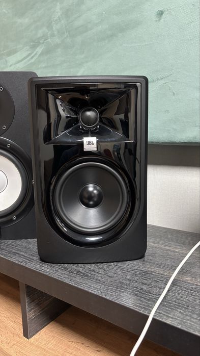 Студиный монитор JBL