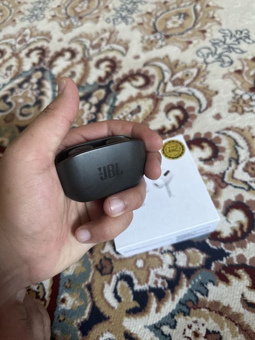 JBL безпровадные наушники