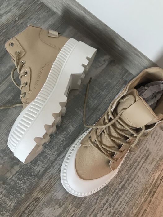 Бежови кецове