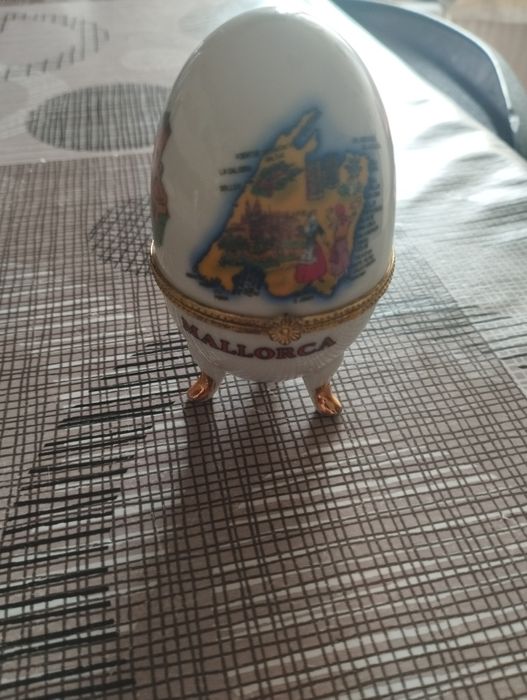 Ou fraberge, casetă de bijuterii și umbrela  de bambus