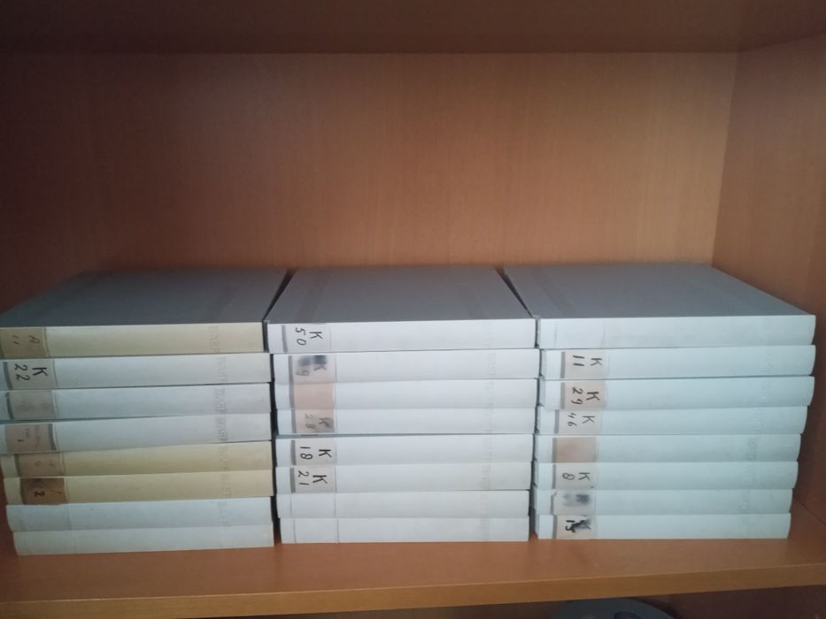 Vând, cutii pt benzi de 18 cm cutiile de afla intr o stare ft buna fara zgârieturi sau crăpături .