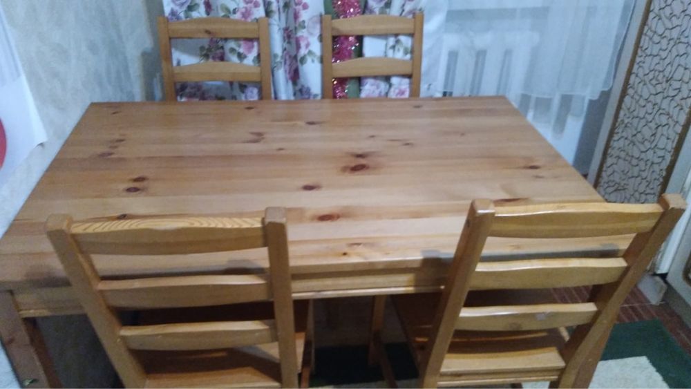 Продается стол с 4 стульями б/у