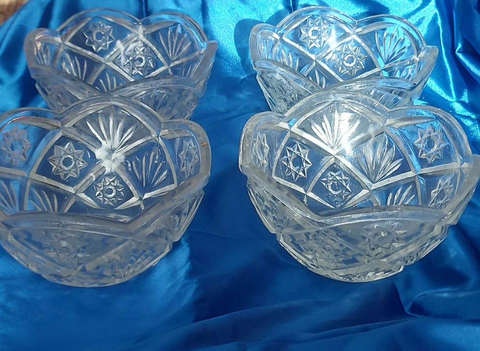 Салатницы хрустальные 4 штуки.
