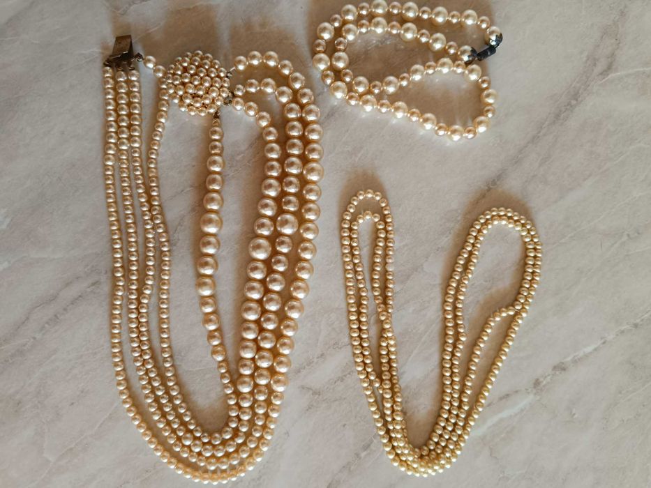 Продавам три перлени огърлици