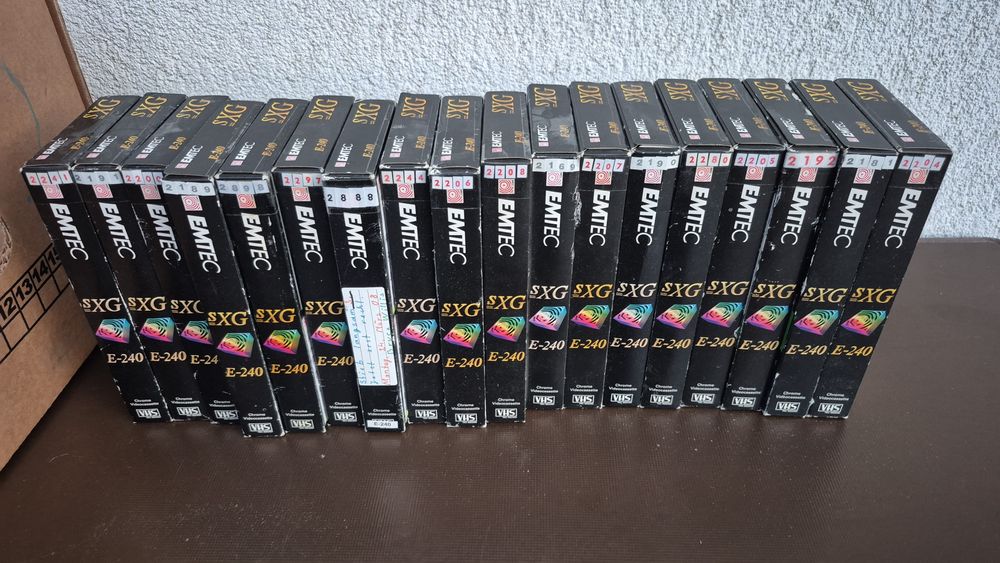 Vând Lot 14 casete video VHS originale marca Emtec de 240 minute film