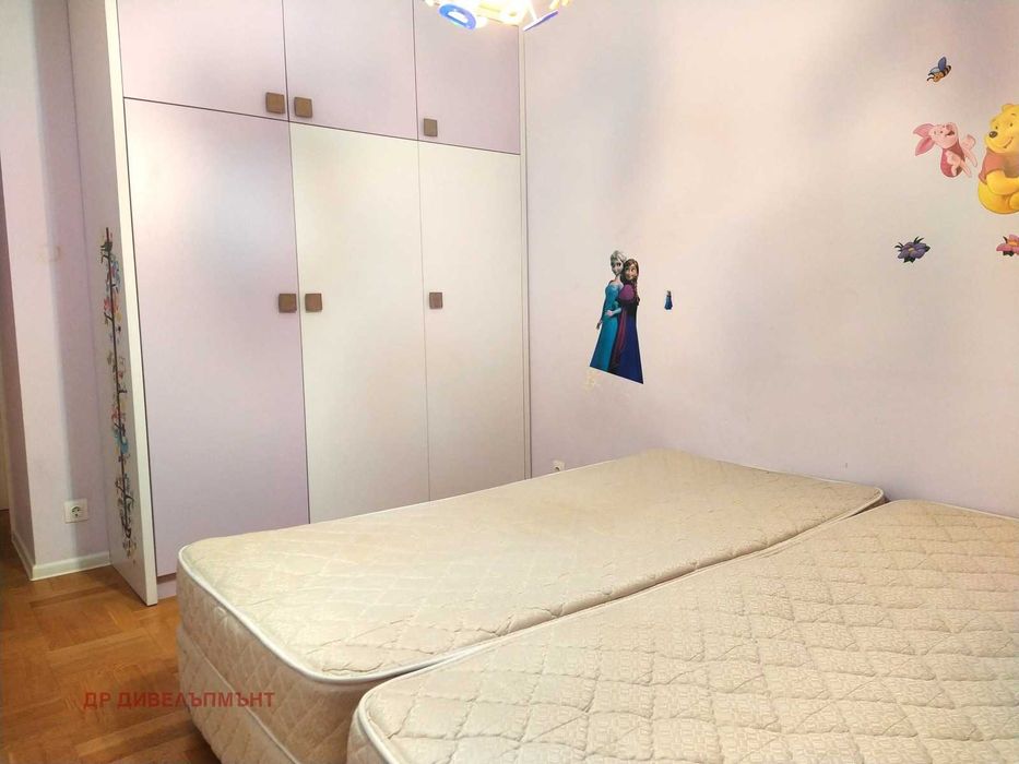 Отличен вътрешен тристаен до Метрото и парка в Младост 2