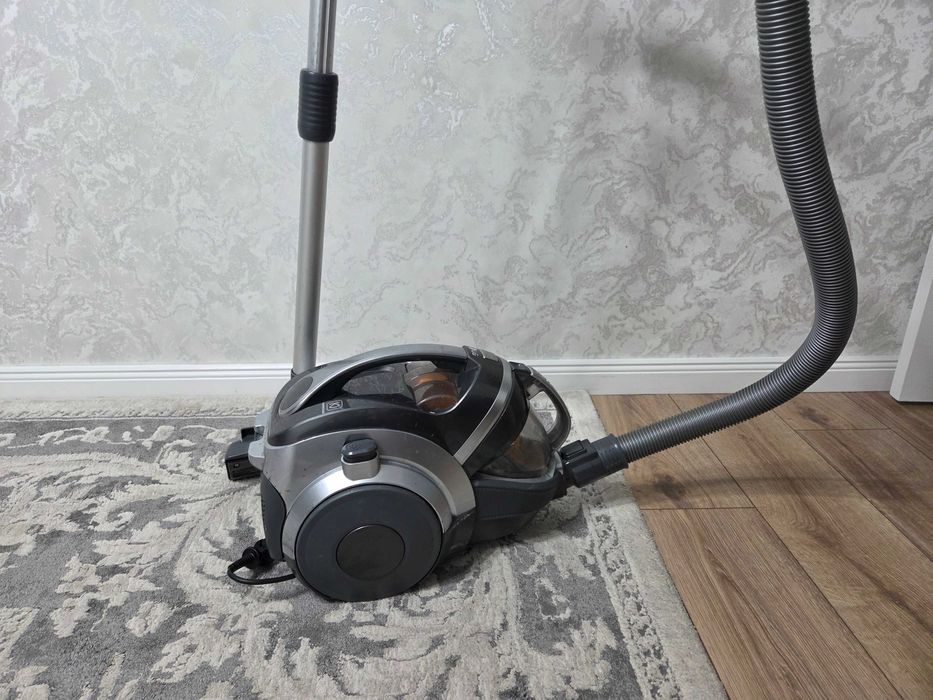 Продается пылесос LG