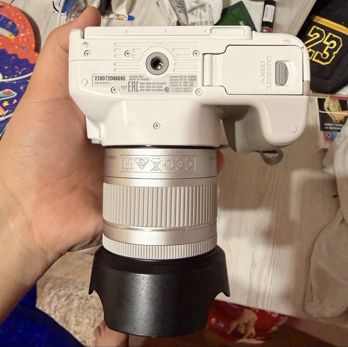 Canon EOS 200D уникального белого цвета
