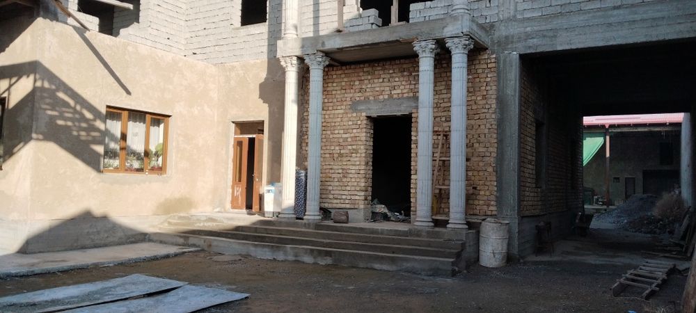 Хишрав балнитса олдида 10сотиклик 2 этажлик куриб битказилмаган ховли