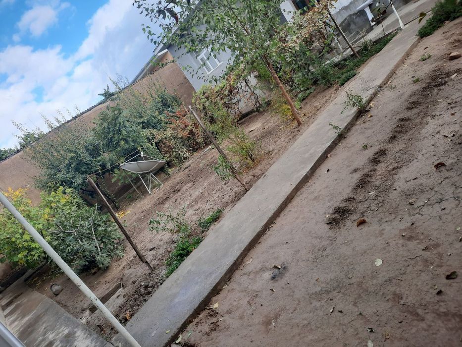 Uy sotiladi.    дом продаётся
