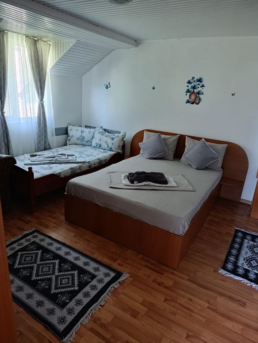 Camere de închiriat.