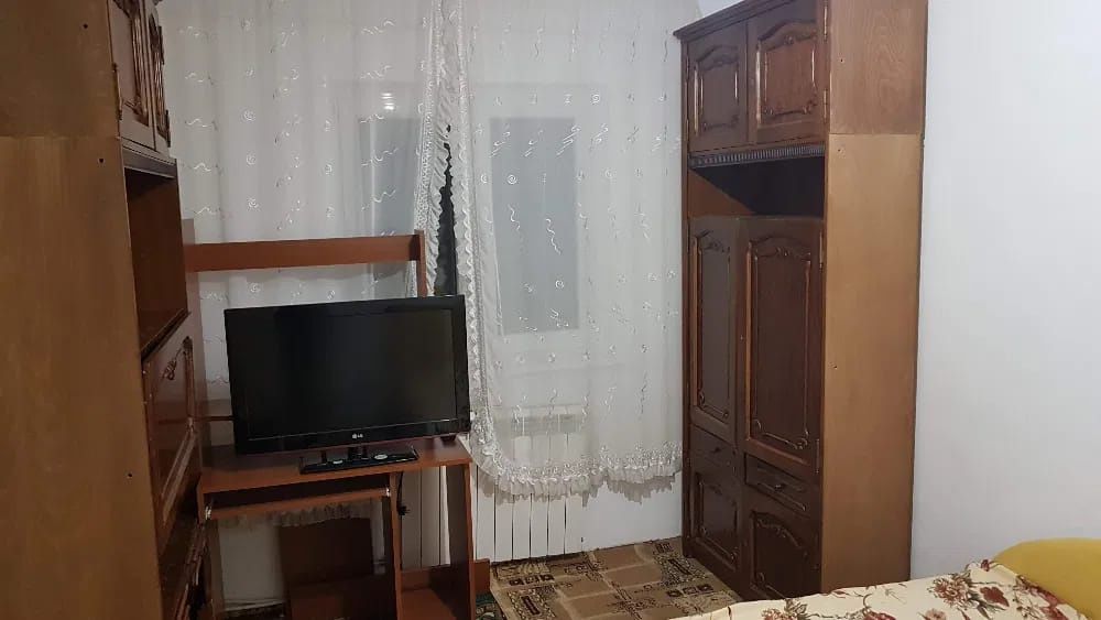 Vând apartament cu trei camere în Harsova