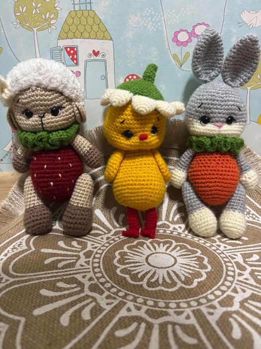 Вязаные зайка, овечка и цыпленок ручной работы