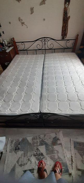 Кровать  с матрасами