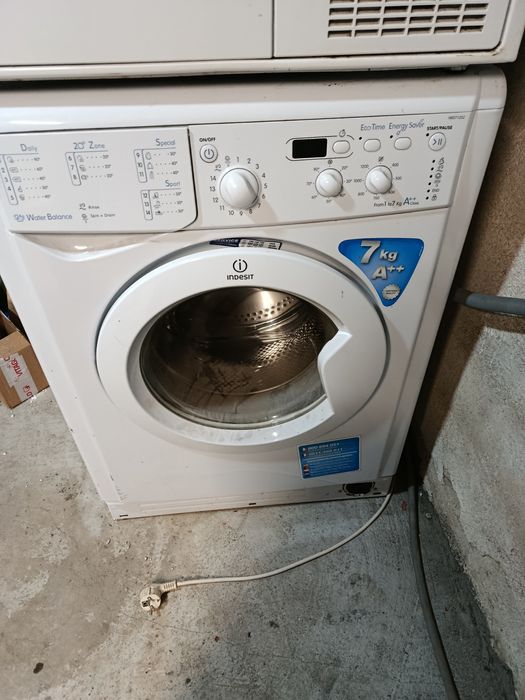 Продавам пералня Индезит 7кг.