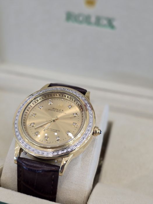 Продам золотые часы ролексы с бриллиантами.