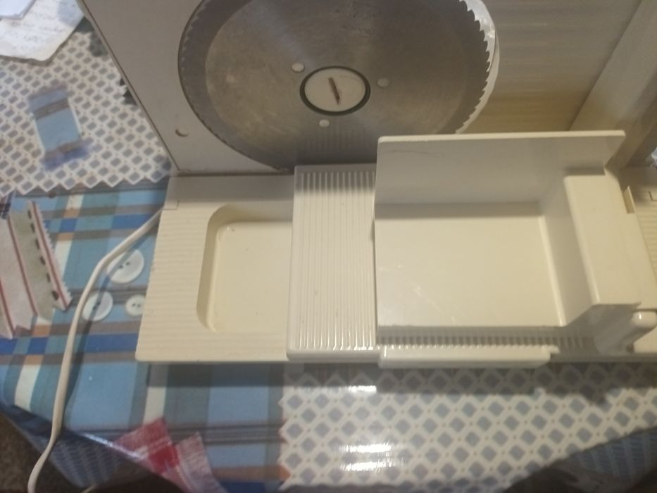 Електрическа машинка за колбаси и хляб